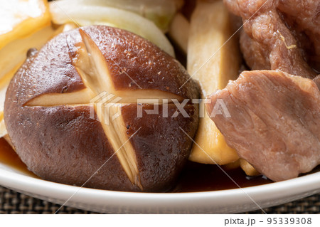 すき焼き風煮の椎茸を中心としたアップ。 95339308