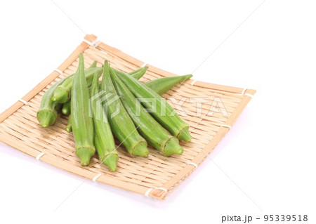 オクラ　収穫　ざる　食材　明るい背景 95339518