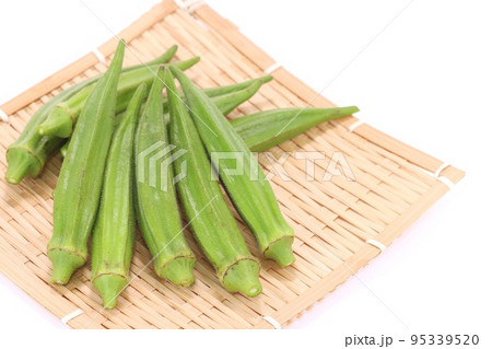 オクラ　収穫　ざる　食材　明るい背景 95339520