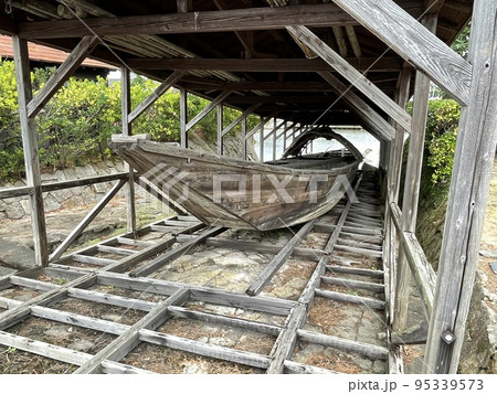 山形県酒田市の古い船 95339573