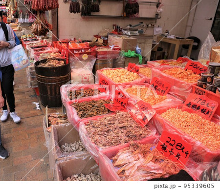 香港・徳輔道西の干し貝柱、塩干し魚などを売る店。何の料理に使うのか分からないものもある 95339605
