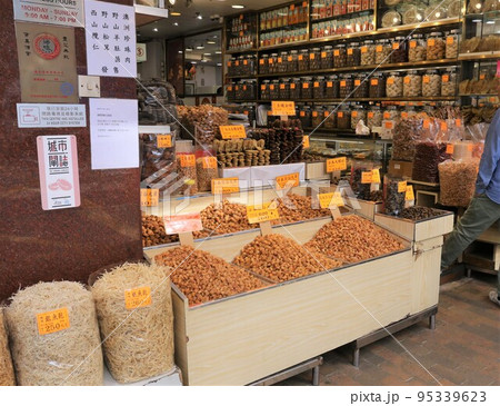 香港・徳輔道西の干し貝柱、塩干し魚などを売る店。何の料理に使うのか分からないものもある 95339623