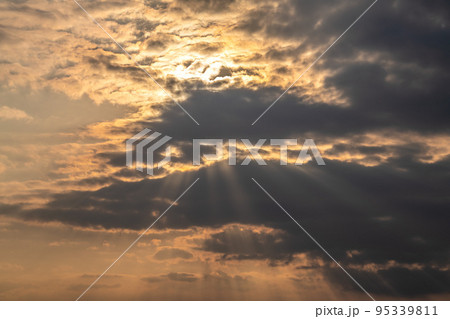 日本の雲風景 横浜から眺める「天使の梯子」 日本の雲風景 横浜から眺める「天使の梯子」 95339811
