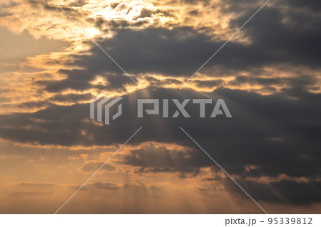 日本の雲風景 横浜から眺める「天使の梯子」 日本の雲風景 横浜から眺める「天使の梯子」 95339812