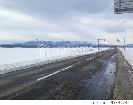 地平線まで続く北海道の道路 95340246