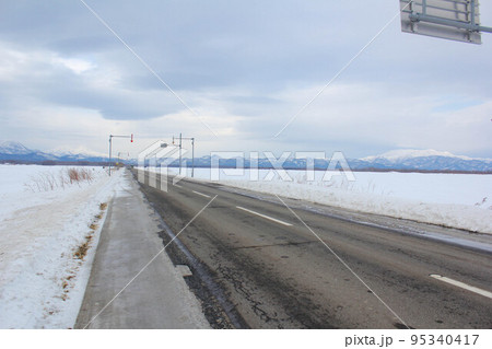 地平線まで続く北海道の道路 95340417