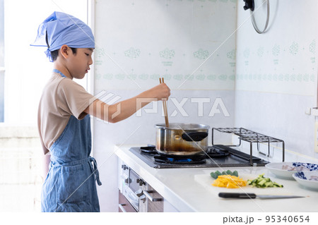 キッチンで料理をする小学生 キッチンで料理をする小学生 95340654