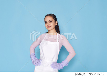 pretty woman in rubber gloves and cleaner apron 95340735