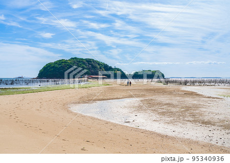 東幡豆海岸のトンボロ、前島へ続く一本道〈愛知県西尾市〉 東幡豆海岸のトンボロ、前島へ続く一本道〈愛知県西尾市〉 95340936