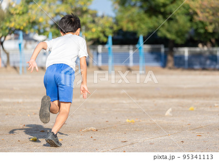 運動会で走る小学生の男の子 95341113