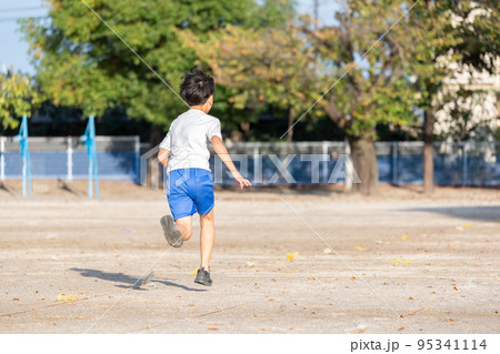 学校の校庭を走っている小学生の男の子 95341114