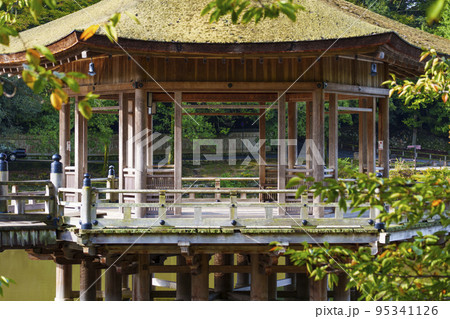 奈良公園　鷺池の中央部にある浮見堂　初秋の朝 95341126