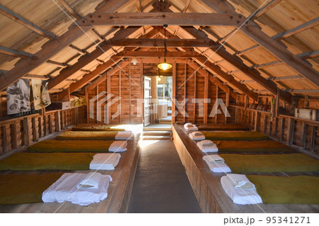 鹿児島県、知覧の特攻隊の宿舎三角兵舎の内部 95341271