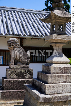 神社の前にある狛犬と石灯籠の写真素材 [95341375] - PIXTA