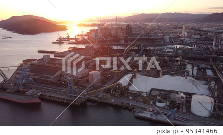 SDGs 地球環境！エントツの煙と色ずく空と雲　環境問題と工場の汚染物質 95341466