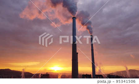SDGs 地球環境！エントツの煙と色ずく空と雲　環境問題と工場の汚染物質 95341506