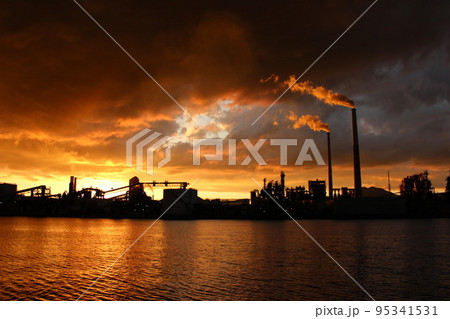 SDGs 地球環境！エントツの煙と色ずく空と雲　環境問題と工場の汚染物質 95341531