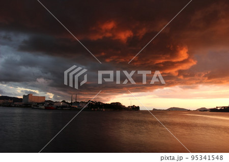 SDGs 地球環境！エントツの煙と色ずく空と雲　環境問題と工場の汚染物質 95341548