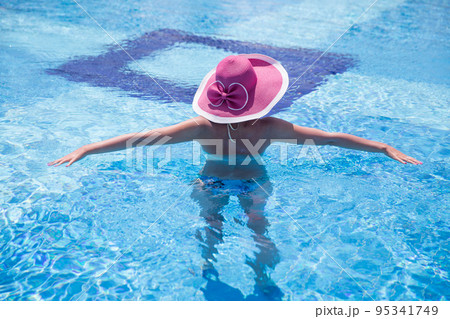 Woman in pink hat 95341749