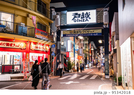 《東京都》戸越銀座商店街・夜の帰宅時間の頃 95342018