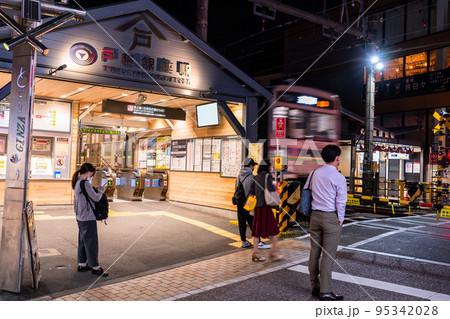 《東京都》戸越銀座商店街・夜の帰宅時間の頃 《東京都》戸越銀座商店街・夜の帰宅時間の頃 95342028