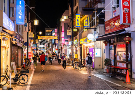 《東京都》戸越銀座商店街・夜の帰宅時間の頃 《東京都》戸越銀座商店街・夜の帰宅時間の頃 95342033