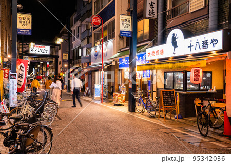 《東京都》戸越銀座商店街・夜の帰宅時間の頃 95342036