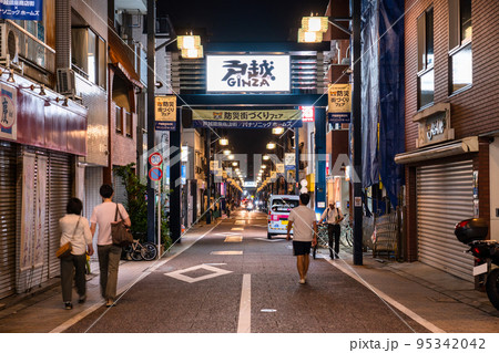 《東京都》戸越銀座商店街・夜の帰宅時間の頃 95342042