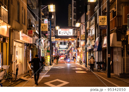 《東京都》戸越銀座商店街・夜の帰宅時間の頃 95342050