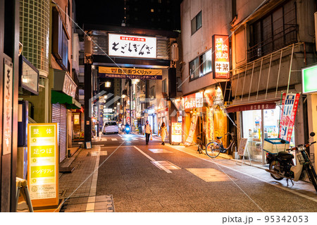 《東京都》戸越銀座商店街・夜の帰宅時間の頃 《東京都》戸越銀座商店街・夜の帰宅時間の頃 95342053