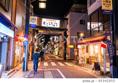 《東京都》戸越銀座商店街・夜の帰宅時間の頃 《東京都》戸越銀座商店街・夜の帰宅時間の頃 95342055