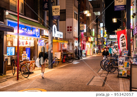 《東京都》戸越銀座商店街・夜の帰宅時間の頃 95342057