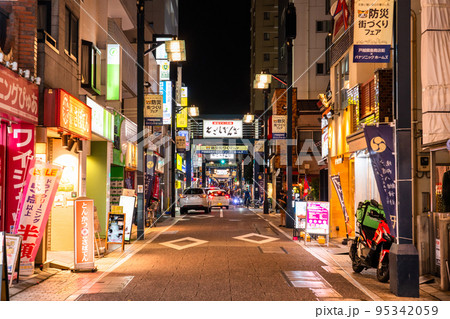 《東京都》戸越銀座商店街・夜の帰宅時間の頃 95342059