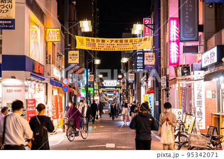 《東京都》戸越銀座商店街・夜の帰宅時間の頃 95342071