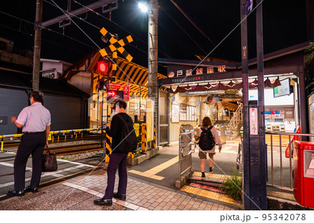 《東京都》戸越銀座商店街・夜の帰宅時間の頃 95342078