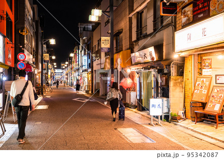 《東京都》戸越銀座商店街・夜の帰宅時間の頃 《東京都》戸越銀座商店街・夜の帰宅時間の頃 95342087