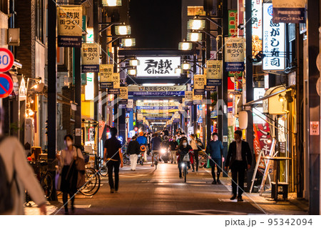 《東京都》戸越銀座商店街・夜の帰宅時間の頃 95342094