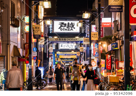 《東京都》戸越銀座商店街・夜の帰宅時間の頃 95342096