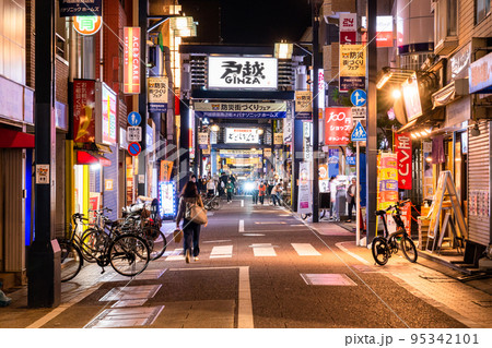 《東京都》戸越銀座商店街・夜の帰宅時間の頃 95342101