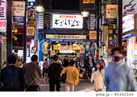 《東京都》戸越銀座商店街・夜の帰宅時間の頃 95342104