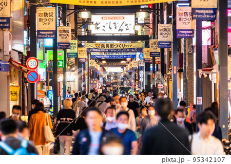 《東京都》戸越銀座商店街・夜の帰宅時間の頃 《東京都》戸越銀座商店街・夜の帰宅時間の頃 95342107