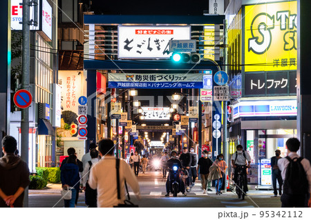 《東京都》戸越銀座商店街・夜の帰宅時間の頃 95342112