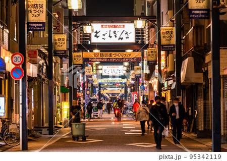 《東京都》戸越銀座商店街・夜の帰宅時間の頃 95342119