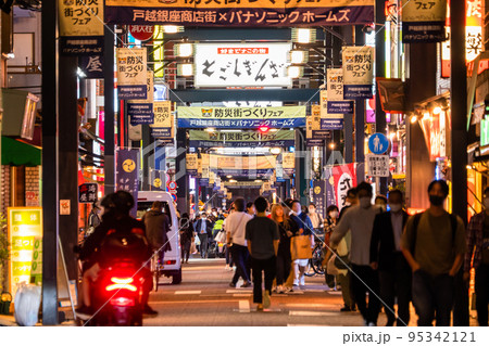 《東京都》戸越銀座商店街・夜の帰宅時間の頃 《東京都》戸越銀座商店街・夜の帰宅時間の頃 95342121