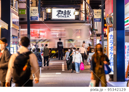 《東京都》戸越銀座商店街・夜の帰宅時間の頃 95342129