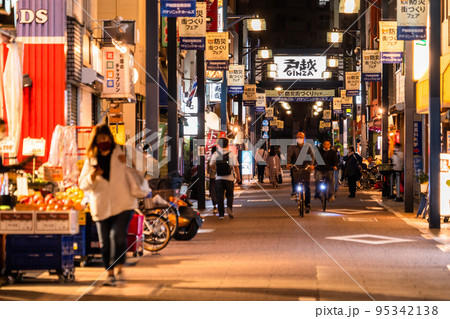 《東京都》戸越銀座商店街・夜の帰宅時間の頃 《東京都》戸越銀座商店街・夜の帰宅時間の頃 95342138