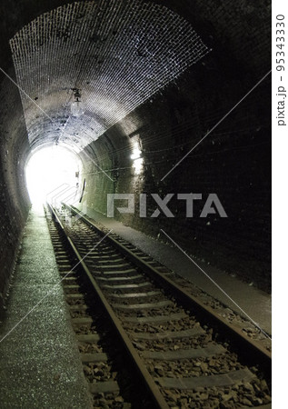 線路はトンネルの先へ。 95343330