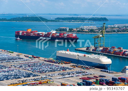 【ロジスティクス】コンテナターミナルに停泊する自動車運搬船  日中 95343707