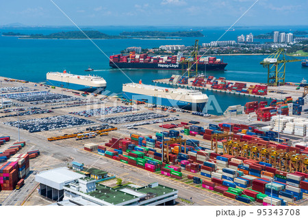 【ロジスティクス】コンテナターミナルに停泊する自動車運搬船  日中 95343708
