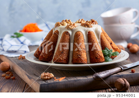 Carrot cake with walnuts. 95344001